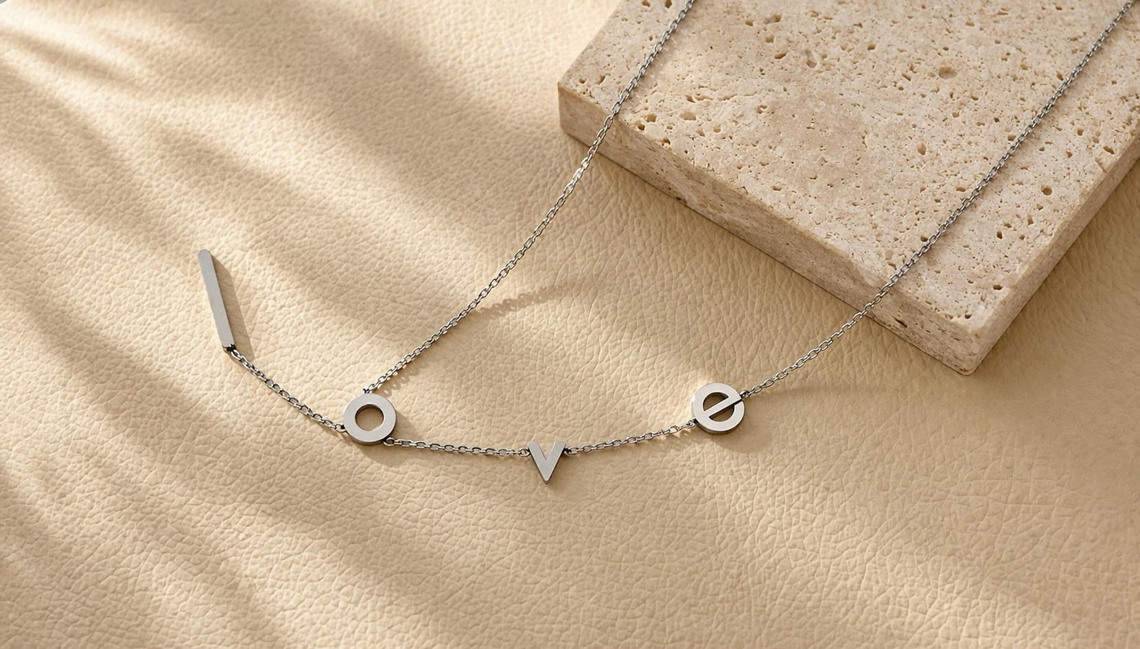 Captivant Collier Cravate Y “Love” – Éclat Céleste